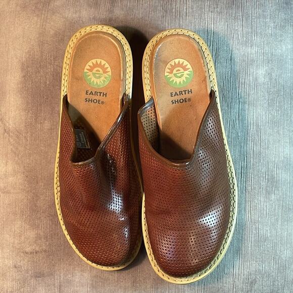 Earth Shoe Carmel Leather Slide-in. 9 - Picture 1 of 5